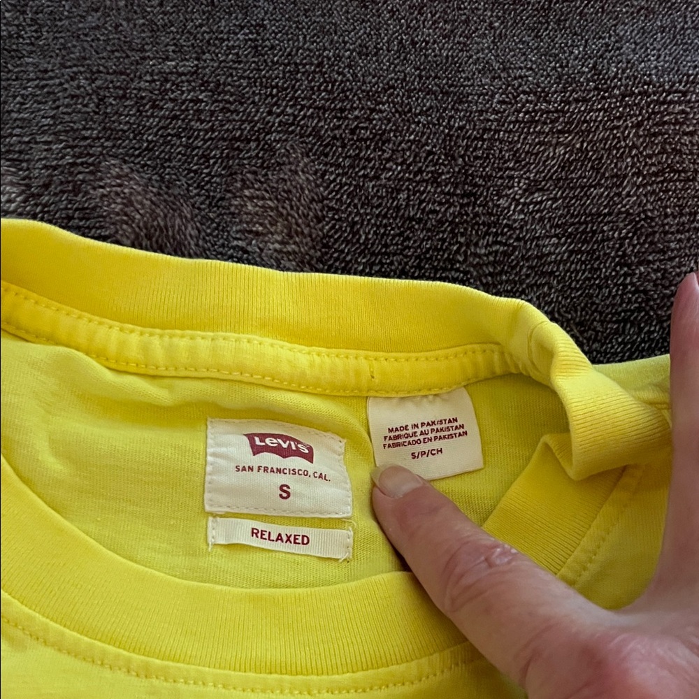 Levi's Yellow Short Sleeve Tee - Picture 2 of 4